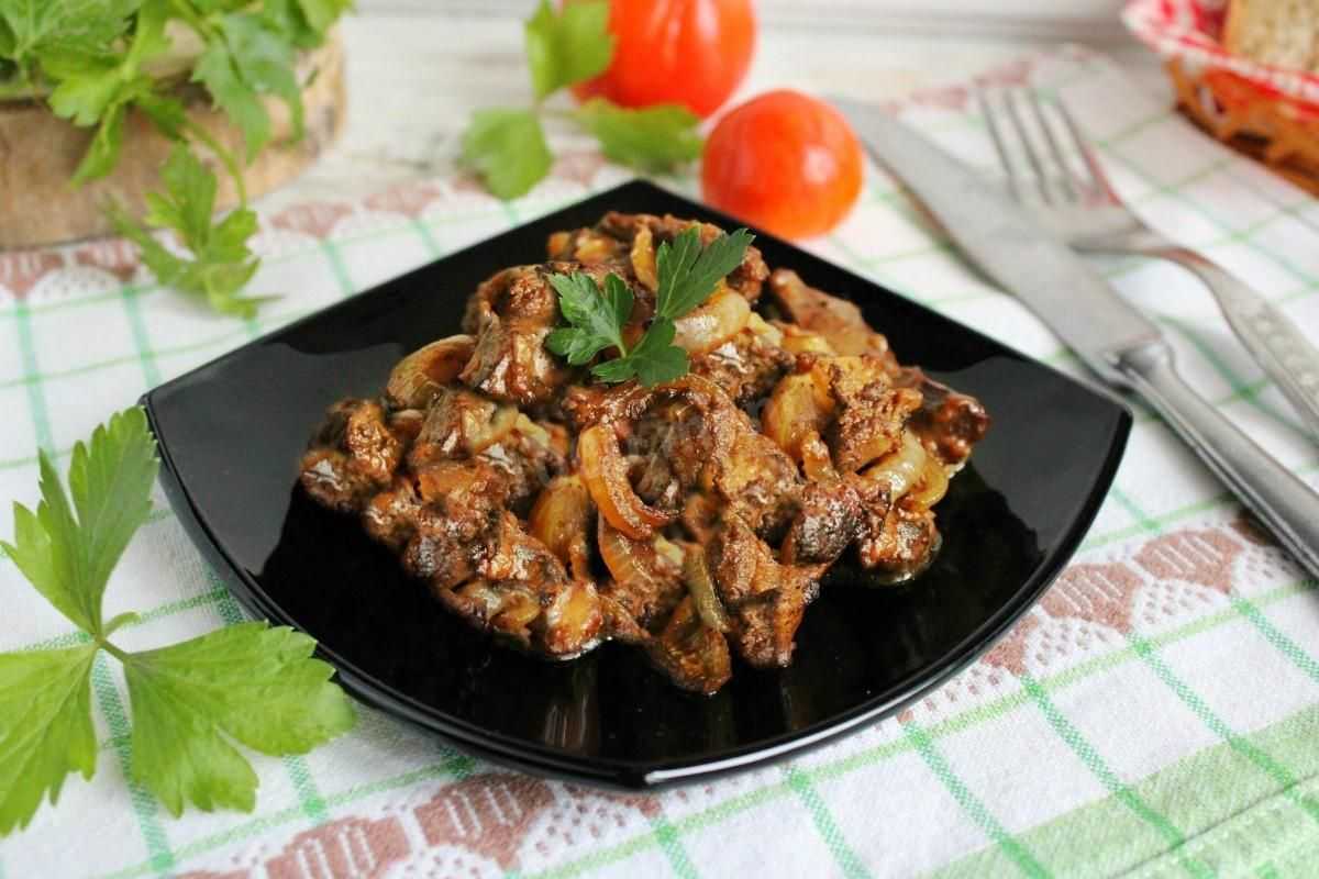 Как приготовить печень говяжью вкусной и мягкой на сковороде с луком: рецепты с фото