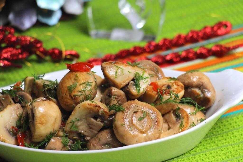 Рецепты из шампиньонов свежих быстро. Блюда с грибами. Грибы шампиньоны. Блюда с шампиньонами. Маринованные грибы.
