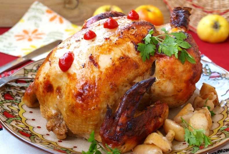 Курица с хрустящей корочкой запеченная целиком в духовке
