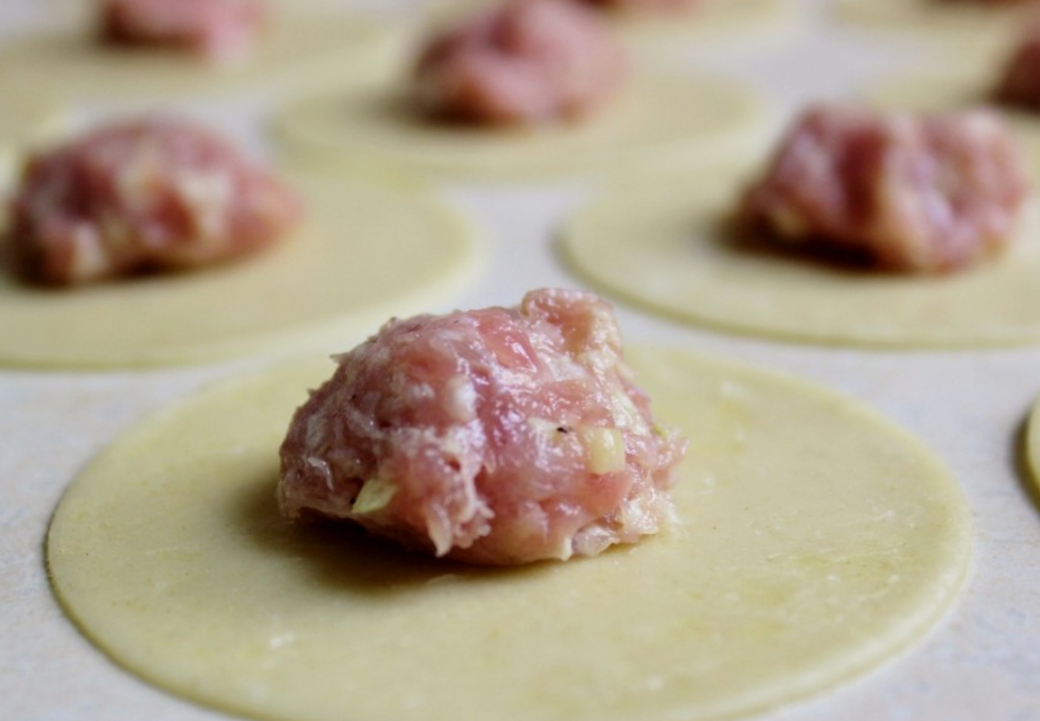 Фарш на пельмени - сочный и вкусный: 10 рецептов начинки для домашних пельменей