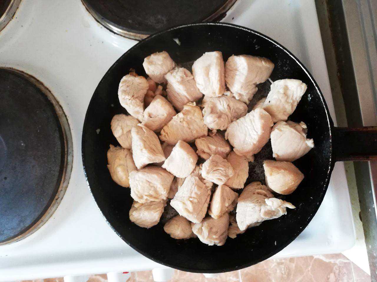 Филе индейки на сковороде рецепты кусочками. Индейка в сметане на сковороде. Индейка жаренная на сковородке. Индейка в сметане на сковороде с чесноком. Индейка в соевом соусе на сковороде кусочками.