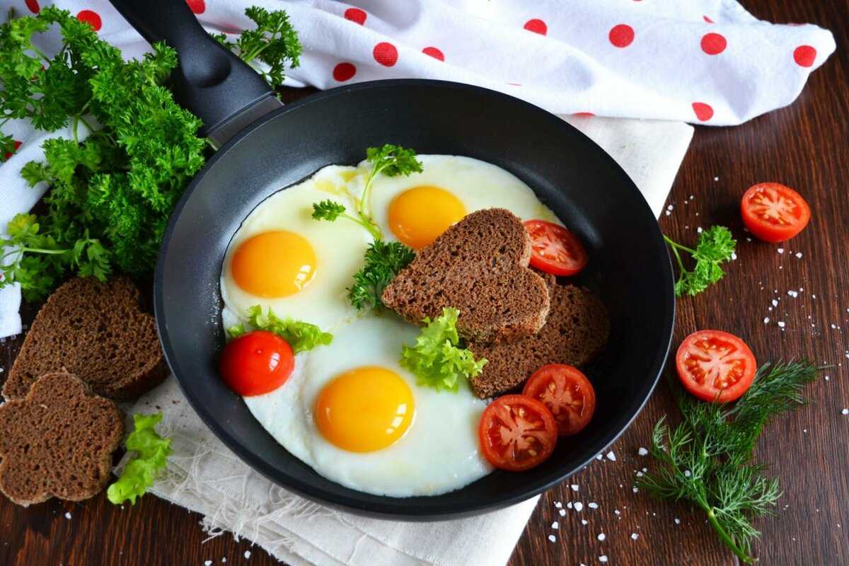 Готовим 12 необычных и вкусных яичниц / знакомый завтрак с новым акцентом – статья из рубрики "что съесть" на food.ru