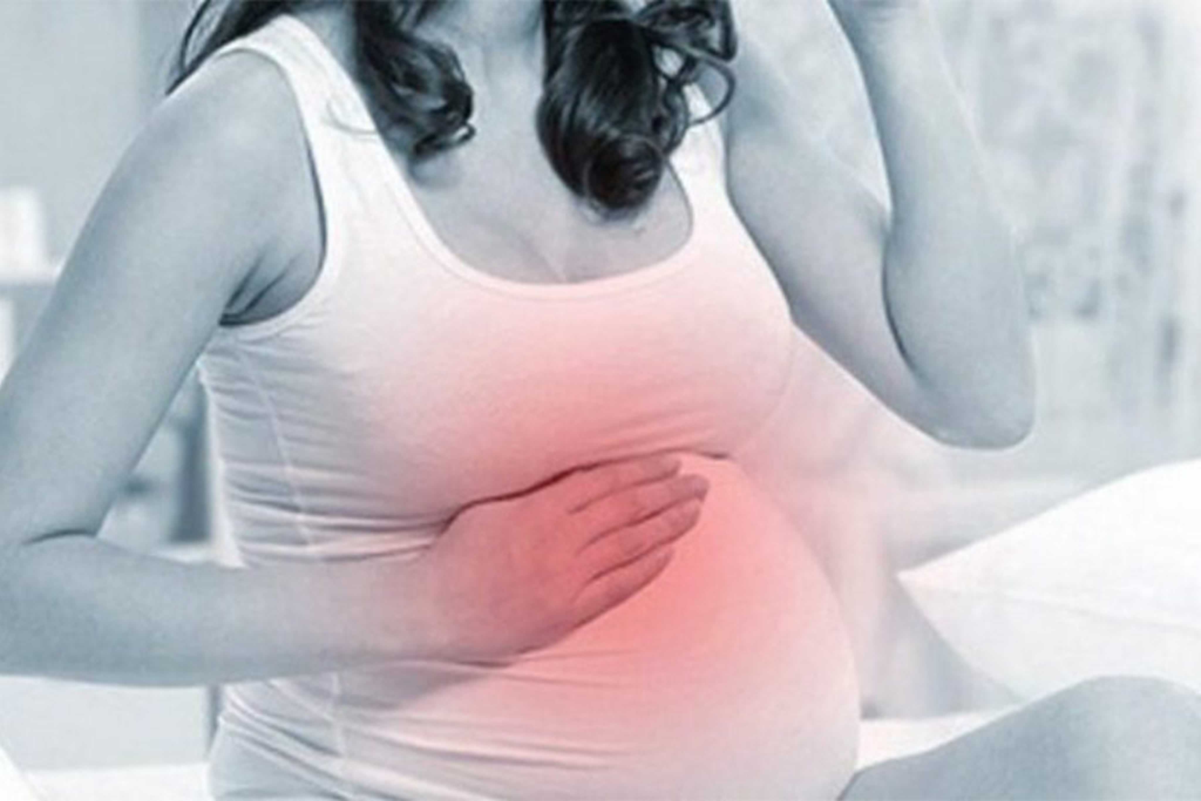 Болит живот и изжога. Беременные женщины. Заболевания беременных. Болиттживот у беременной. Боль в животе у беременной.