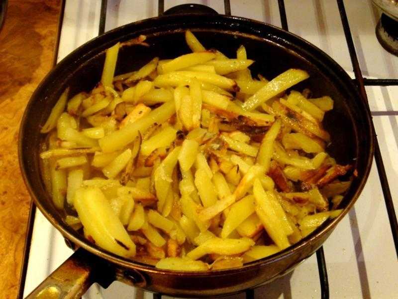 Жареная картошка на сковороде с корочкой — самые вкусные рецепты