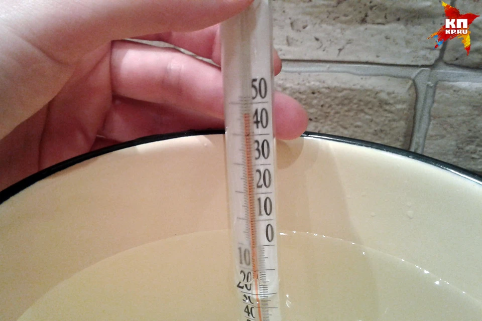Как определить температуру воды для смеси. Измерить температуру воды. Градусник измерять температуру воды. Стакан для термометра. Градусник для горячей воды.