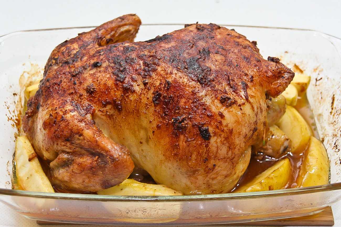При какой температуре жарить курицу в духовке и время