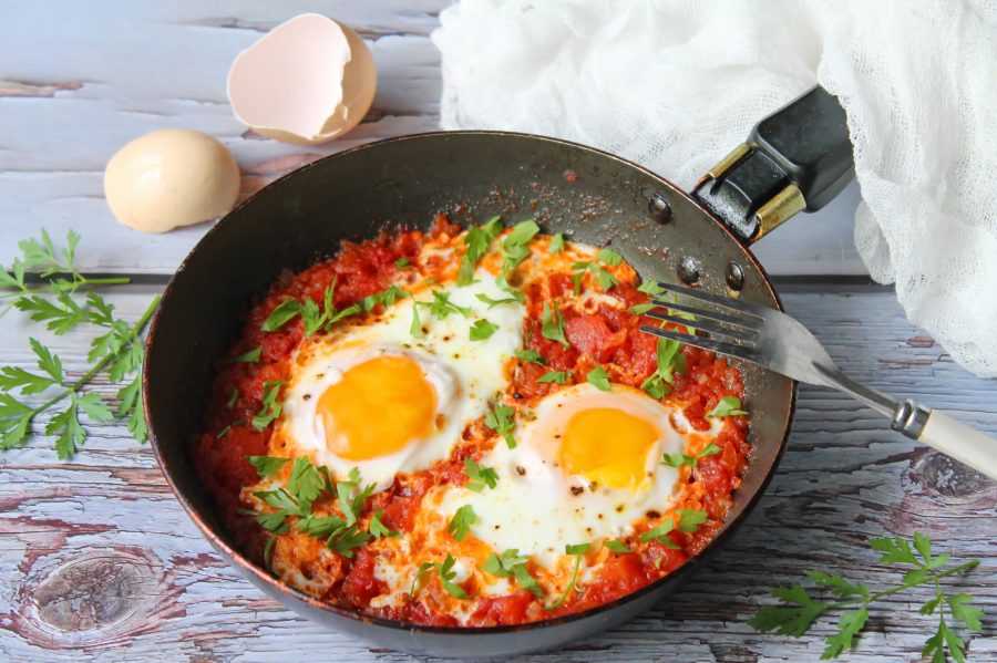 Как сделать вкусную яичницу. способы приготовления яичницы. приправы для яичницы. необычные рецепты яичницы. рецепты приготовления яичницы