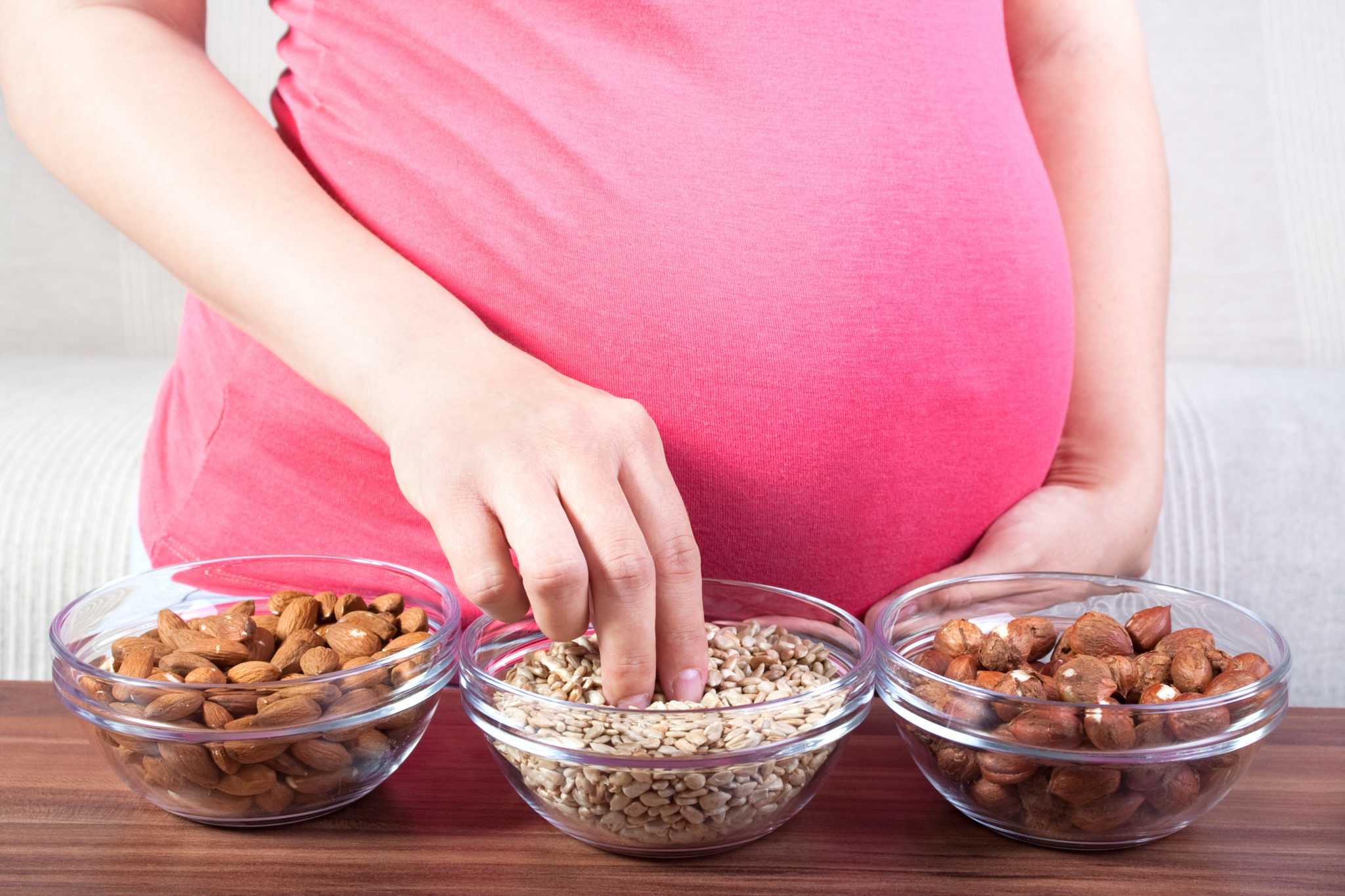 Грецкие орехи при беременности: польза и вред